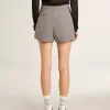 Mini shorts grises de mujer en lana con estampado de pata de gallo Mini shorts grises de mujer en lana con estampado de pata de gallo