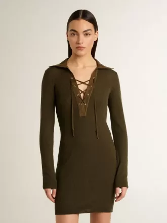 Minivestido de lana verde militar con detalles de cuero