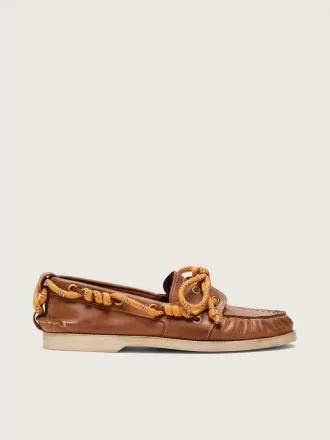 Mocasines Cruise para mujer en piel color tabaco con cordones naranjas de senderismo.