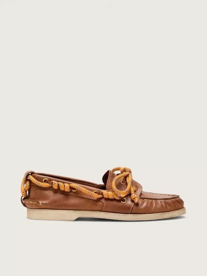 Mocasines Cruise para mujer en piel color tabaco con cordones naranjas de senderismo. Mocasines Cruise para mujer en piel color tabaco con cordones naranjas de senderismo.
