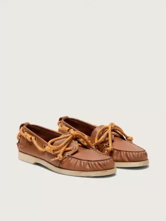Mocasines Cruise para mujer en piel color tabaco con cordones naranjas de senderismo.
