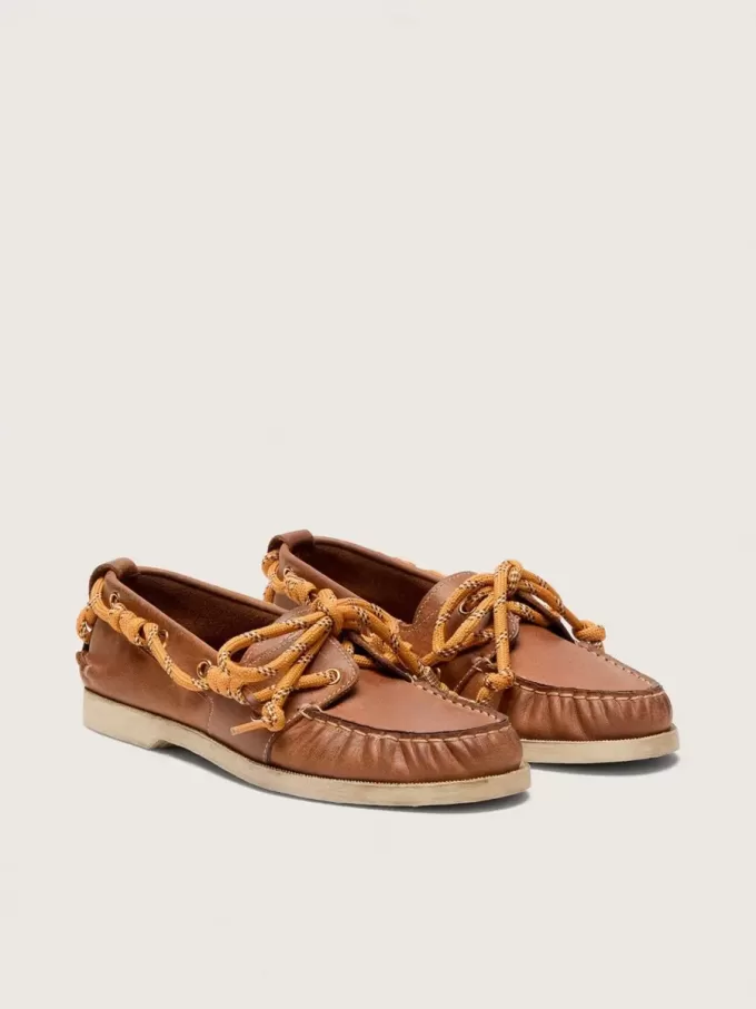 Mocasines Cruise para mujer en piel color tabaco con cordones naranjas de senderismo. Mocasines Cruise para mujer en piel color tabaco con cordones naranjas de senderismo.
