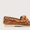 Mocasines Cruise para mujer en piel color tabaco con cordones naranjas de senderismo. Mocasines Cruise para mujer en piel color tabaco con cordones naranjas de senderismo.