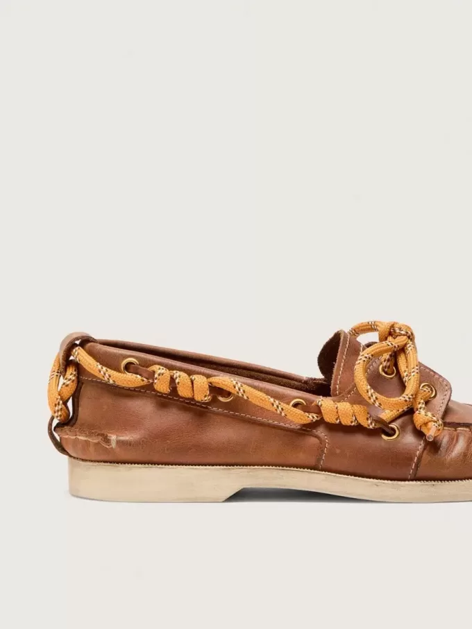Mocasines Cruise para mujer en piel color tabaco con cordones naranjas de senderismo. Mocasines Cruise para mujer en piel color tabaco con cordones naranjas de senderismo.