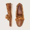 Mocasines Cruise para mujer en piel color tabaco con cordones naranjas de senderismo. Mocasines Cruise para mujer en piel color tabaco con cordones naranjas de senderismo.