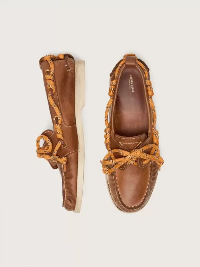 Mocasines Cruise para mujer en piel color tabaco con cordones naranjas de senderismo. Mocasines Cruise para mujer en piel color tabaco con cordones naranjas de senderismo.