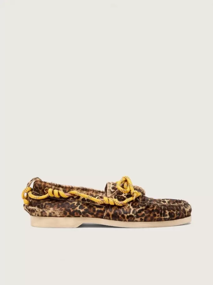 Mocasines Cruise para mujer en piel de potro con estampado de leopardo y cordones amarillos de senderismo