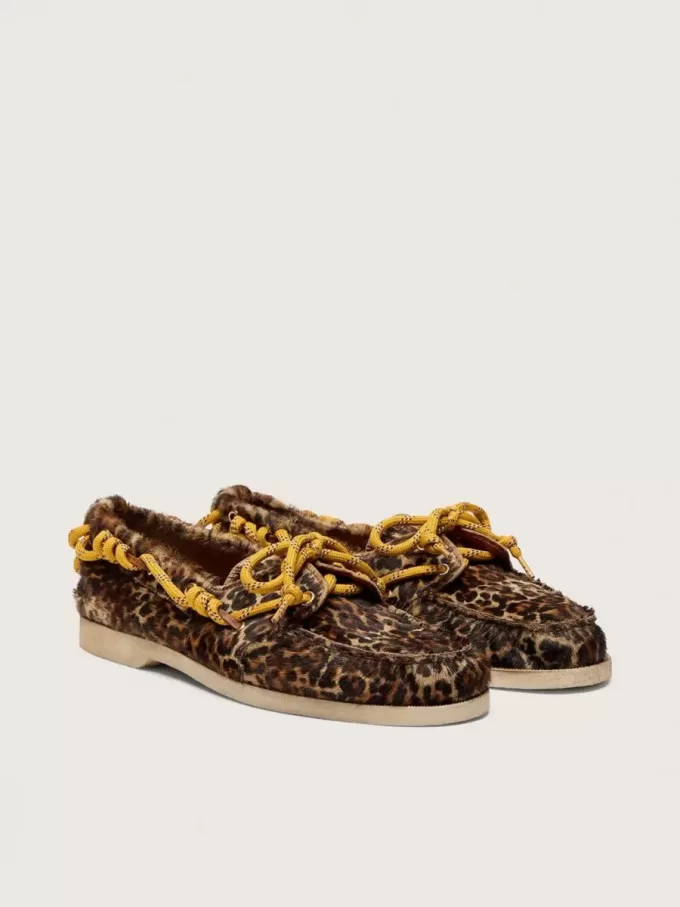 Mocasines Cruise para mujer en piel de potro con estampado de leopardo y cordones amarillos de senderismo