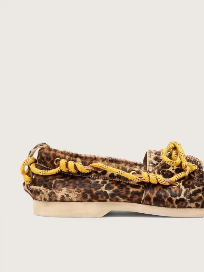 Mocasines Cruise para mujer en piel de potro con estampado de leopardo y cordones amarillos de senderismo