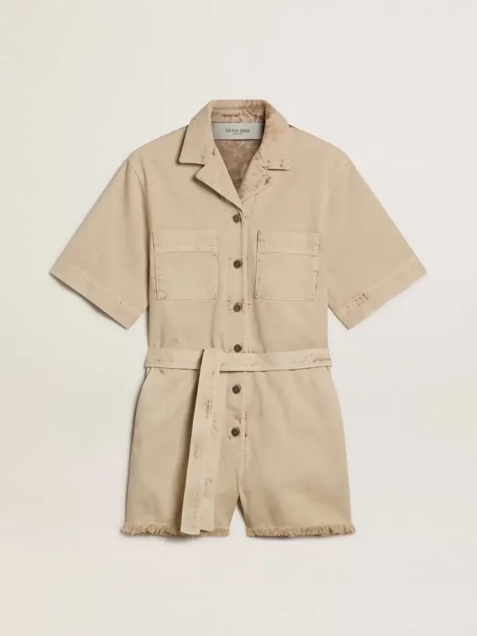 Mono de mujer en denim beige con cinturón y bajo deshilachado Mono de mujer en denim beige con cinturón y bajo deshilachado