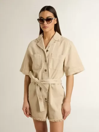 Mono de mujer en denim beige con cinturón y bajo deshilachado