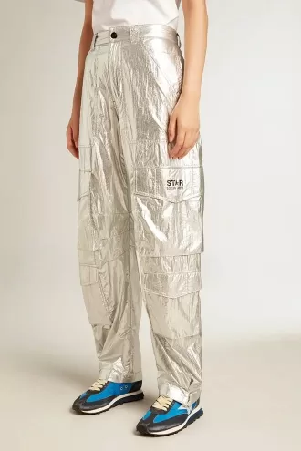 Pantalones cargo en tejido técnico plateado