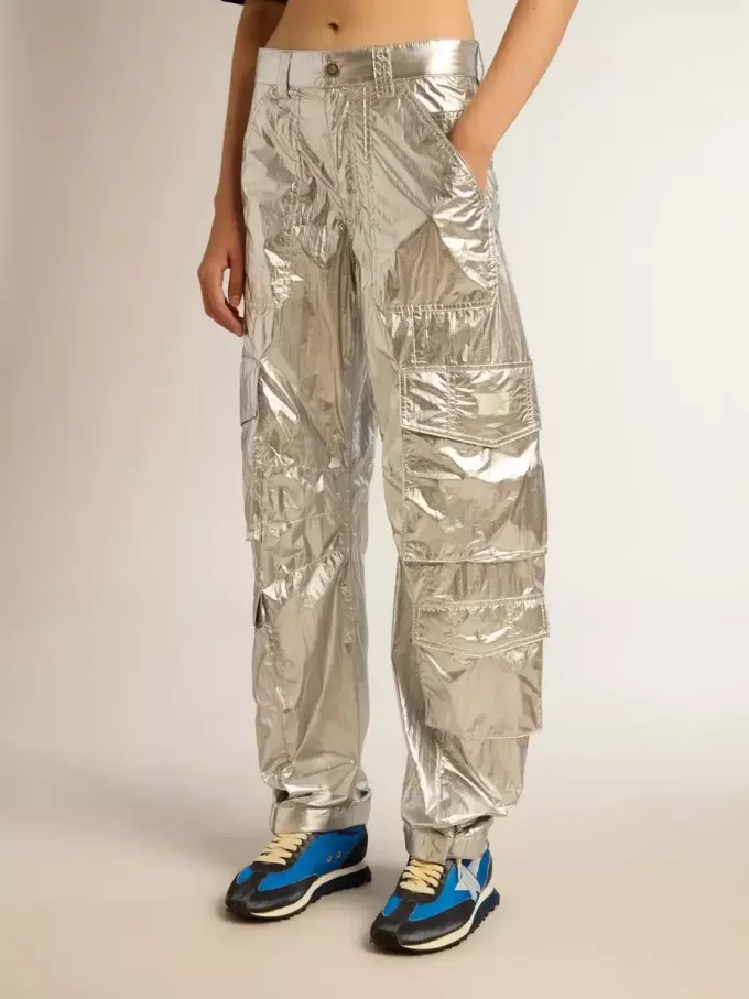 Pantalones cargo para mujer en tejido técnico plateado Pantalones cargo para mujer en tejido técnico plateado