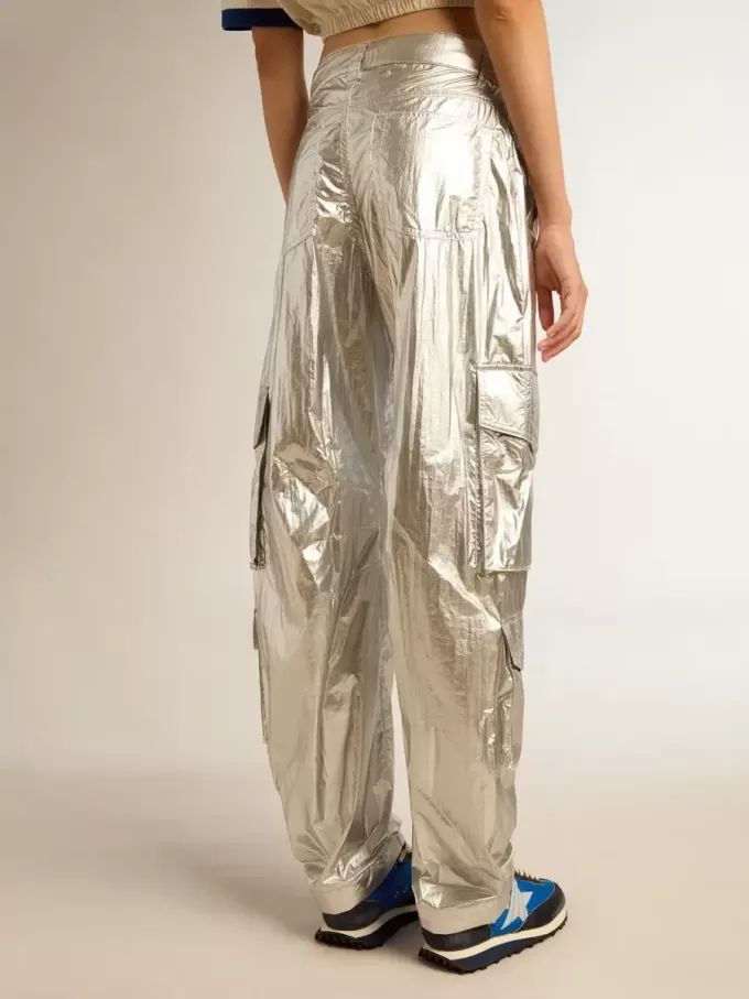 Pantalones cargo para mujer en tejido técnico plateado Pantalones cargo para mujer en tejido técnico plateado