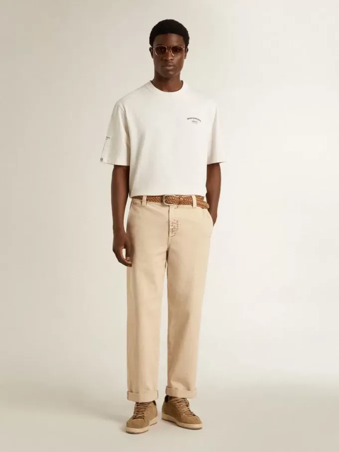 Pantalones chinos beige para hombre con acabado desgastado Pantalones chinos beige para hombre con acabado desgastado