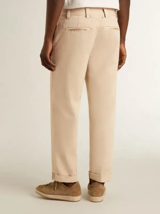 Pantalones chinos beige para hombre con acabado desgastado Pantalones chinos beige para hombre con acabado desgastado