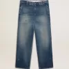 Pantalones chinos de denim para hombre con detalles desgastados. Pantalones chinos de denim para hombre con detalles desgastados.
