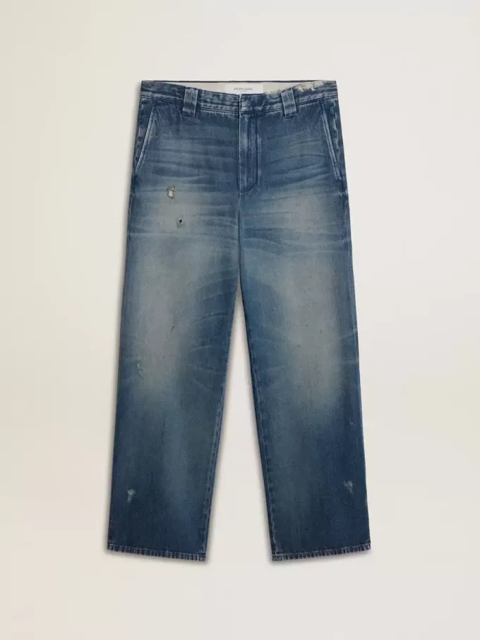 Pantalones chinos de denim para hombre con detalles desgastados. Pantalones chinos de denim para hombre con detalles desgastados.
