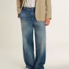 Pantalones chinos de denim para hombre con detalles desgastados. Pantalones chinos de denim para hombre con detalles desgastados.