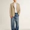 Pantalones chinos de denim para hombre con detalles desgastados. Pantalones chinos de denim para hombre con detalles desgastados.