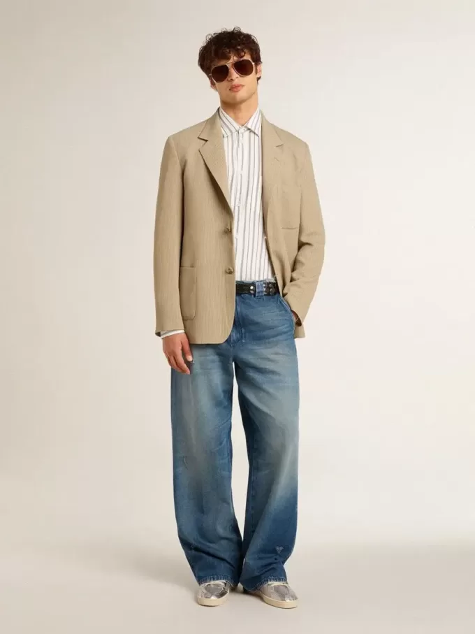 Pantalones chinos de denim para hombre con detalles desgastados. Pantalones chinos de denim para hombre con detalles desgastados.