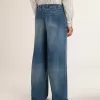 Pantalones chinos de denim para hombre con detalles desgastados. Pantalones chinos de denim para hombre con detalles desgastados.