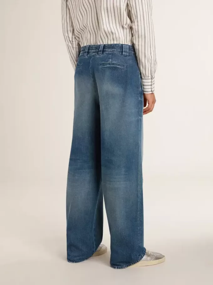 Pantalones chinos de denim para hombre con detalles desgastados. Pantalones chinos de denim para hombre con detalles desgastados.