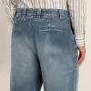 Pantalones chinos de denim para hombre con detalles desgastados. Pantalones chinos de denim para hombre con detalles desgastados.