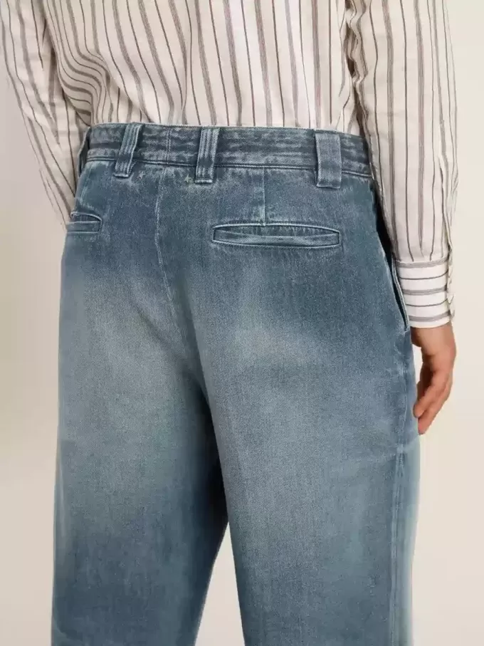Pantalones chinos de denim para hombre con detalles desgastados. Pantalones chinos de denim para hombre con detalles desgastados.