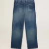 Pantalones chinos de denim para hombre con detalles desgastados. Pantalones chinos de denim para hombre con detalles desgastados.