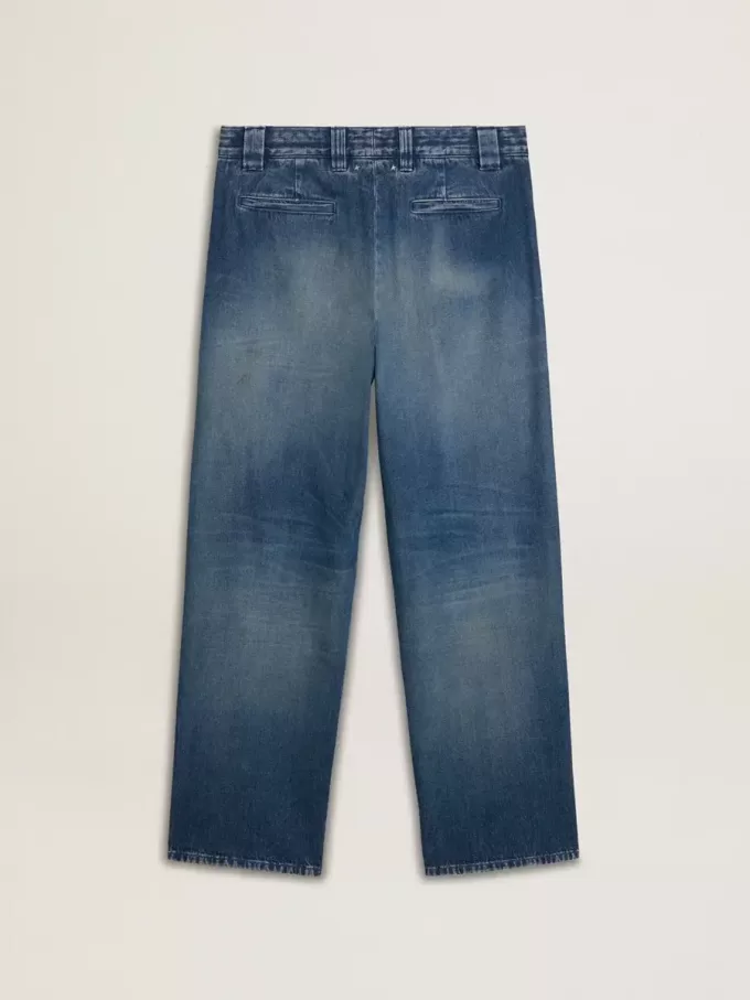 Pantalones chinos de denim para hombre con detalles desgastados. Pantalones chinos de denim para hombre con detalles desgastados.