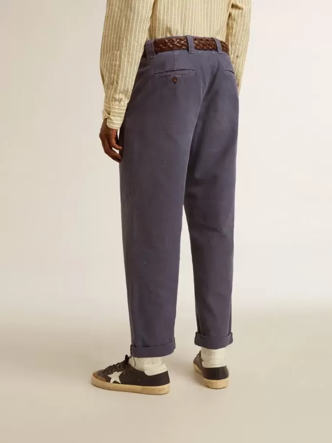 Pantalones chinos de hombre en azul con efecto desgastado Pantalones chinos de hombre en azul con efecto desgastado