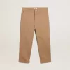 Pantalones chinos para niño en algodón color caramelo. Pantalones chinos para niño en algodón color caramelo.