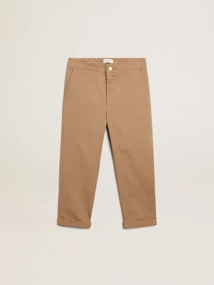 Pantalones chinos para niño en algodón color caramelo. Pantalones chinos para niño en algodón color caramelo.