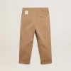 Pantalones chinos para niño en algodón color caramelo. Pantalones chinos para niño en algodón color caramelo.