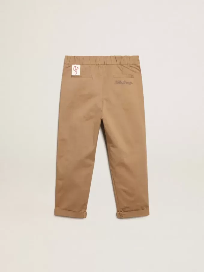 Pantalones chinos para niño en algodón color caramelo. Pantalones chinos para niño en algodón color caramelo.