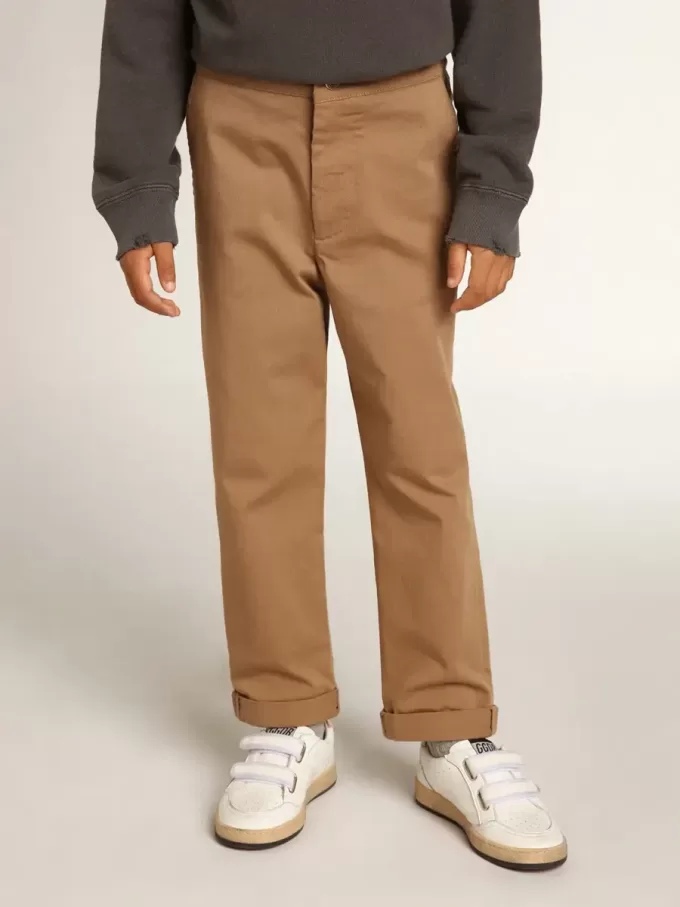 Pantalones chinos para niño en algodón color caramelo. Pantalones chinos para niño en algodón color caramelo.