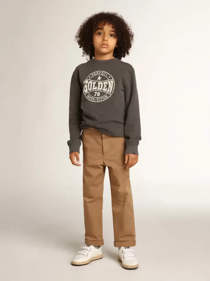Pantalones chinos para niño en algodón color caramelo. Pantalones chinos para niño en algodón color caramelo.