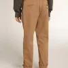 Pantalones chinos para niño en algodón color caramelo. Pantalones chinos para niño en algodón color caramelo.