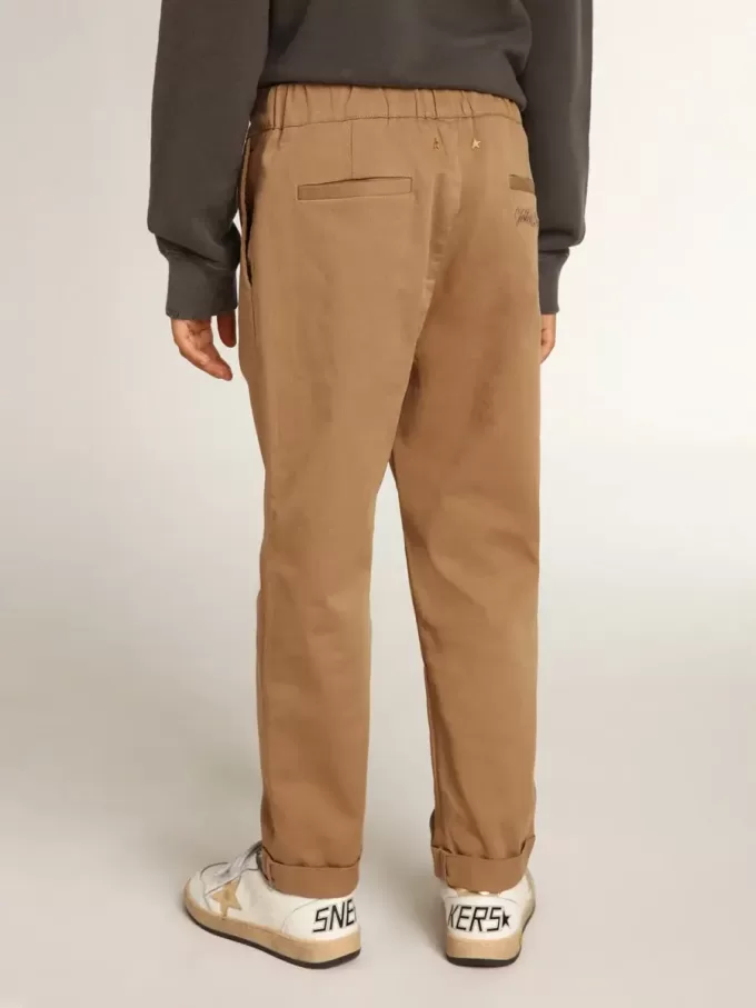 Pantalones chinos para niño en algodón color caramelo. Pantalones chinos para niño en algodón color caramelo.