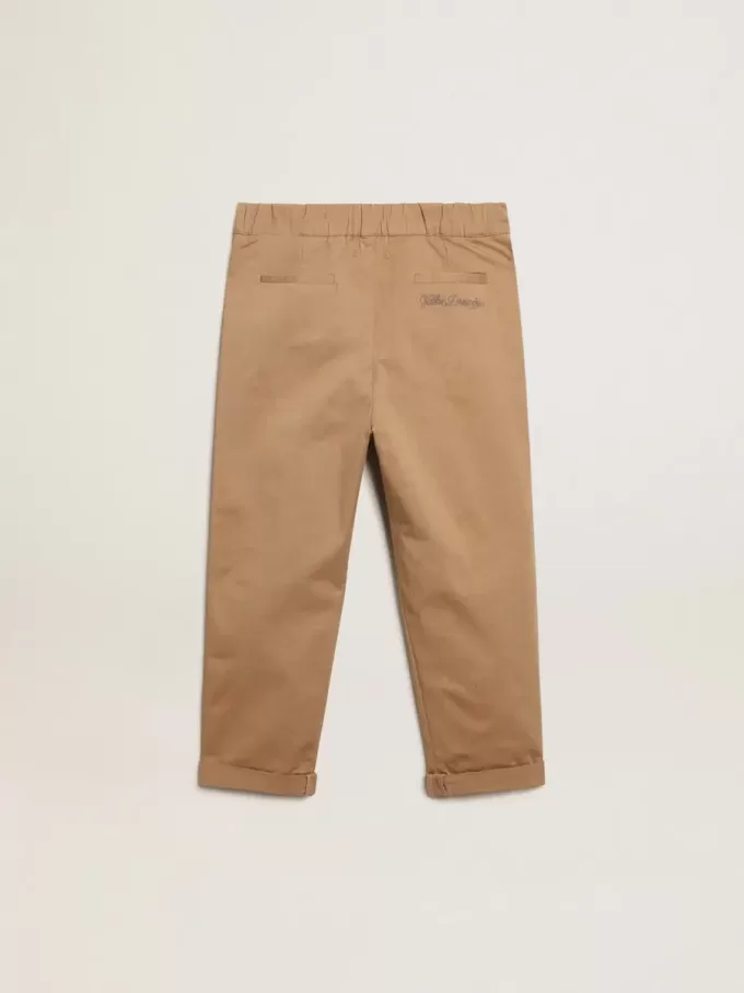 Pantalones chinos para niño en algodón color caramelo. Pantalones chinos para niño en algodón color caramelo.