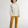 Pantalones chinos para niño en color tabaco con bordados Pantalones chinos para niño en color tabaco con bordados