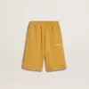 Pantalones cortos de jogging para niños en amarillo ocre con bordado Pantalones cortos de jogging para niños en amarillo ocre con bordado