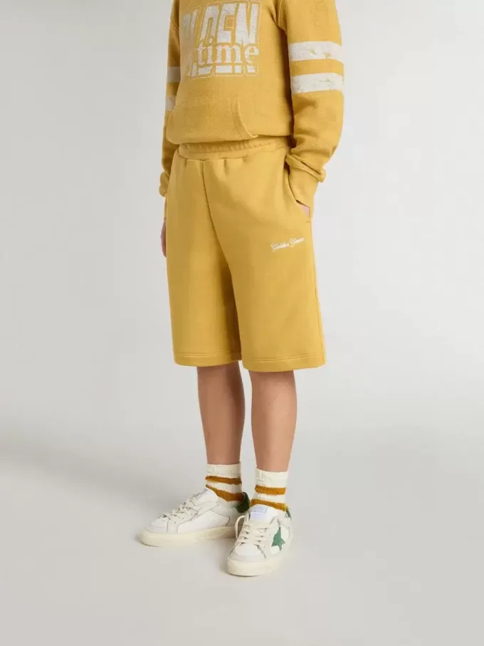Pantalones cortos de jogging para niños en amarillo ocre con bordado Pantalones cortos de jogging para niños en amarillo ocre con bordado