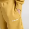 Pantalones cortos de jogging para niños en amarillo ocre con bordado Pantalones cortos de jogging para niños en amarillo ocre con bordado