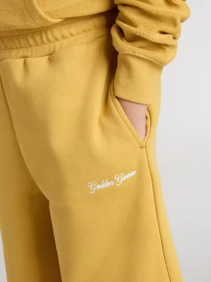 Pantalones cortos de jogging para niños en amarillo ocre con bordado Pantalones cortos de jogging para niños en amarillo ocre con bordado