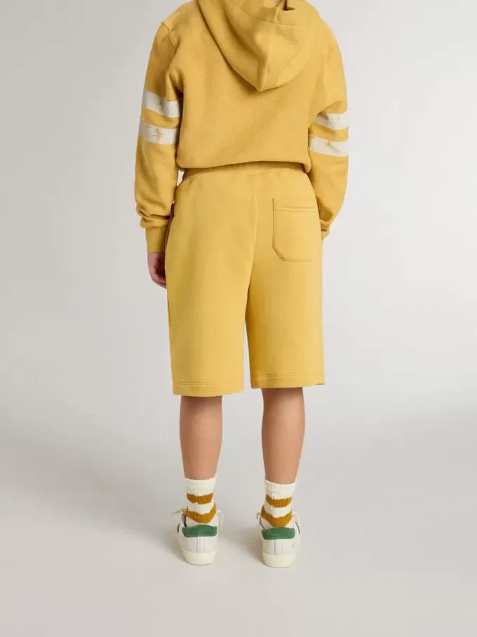Pantalones cortos de jogging para niños en amarillo ocre con bordado Pantalones cortos de jogging para niños en amarillo ocre con bordado