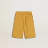 Pantalones cortos de jogging para niños en amarillo ocre con bordado Pantalones cortos de jogging para niños en amarillo ocre con bordado