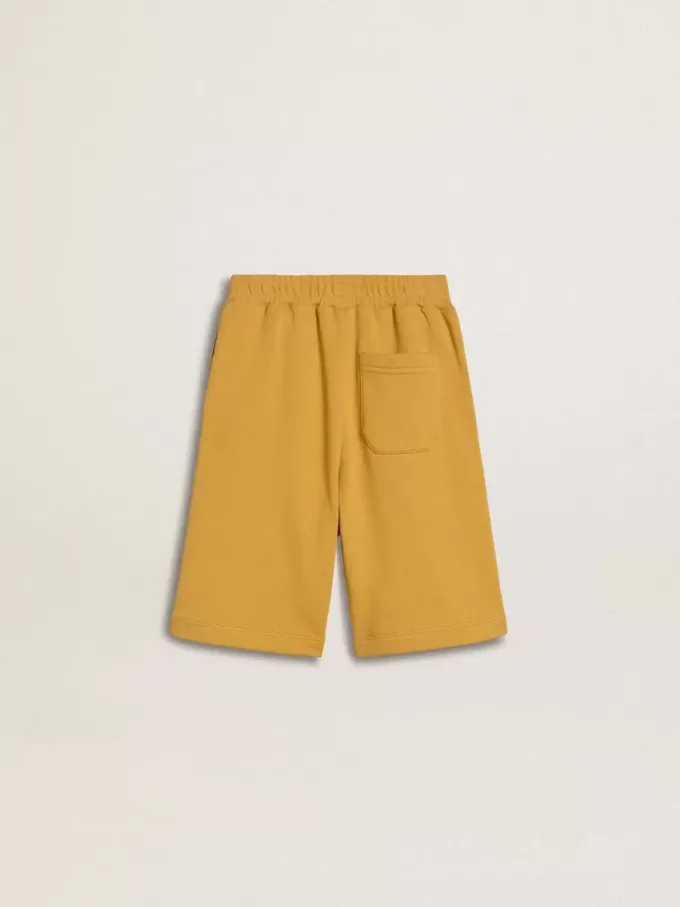 Pantalones cortos de jogging para niños en amarillo ocre con bordado Pantalones cortos de jogging para niños en amarillo ocre con bordado