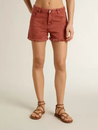 Pantalones cortos de mujer en denim rojo ladrillo con bordado Golden Mediterraneo Pantalones cortos de mujer en denim rojo ladrillo con bordado Golden Mediterraneo